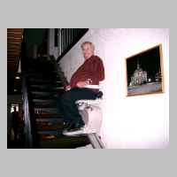 59-05-1101 7. Schirrauer Kirchspieltreffen 2004 - Endlich eine sinnvolle Einrichtung im Neetzer Hof, ein Treppenlift.JPG